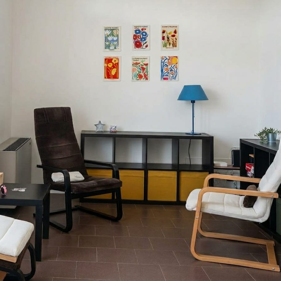 Lo studio di Maria Chiara Lanini, con due poltrone e una libreria